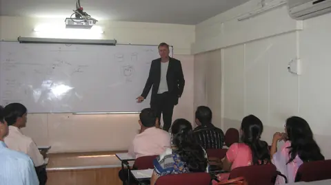 Olaf Schreiber als IT-Trainer in Indien, vor rund 15 Jahren