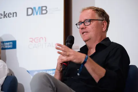 Olaf Schreiber auf einem Panel beim Eurominds-Wirtschaftsgipfel in Hamburg, 2024