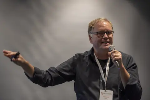 Olaf Schreiber als Redner auf einer KI-Konferenz, 2024